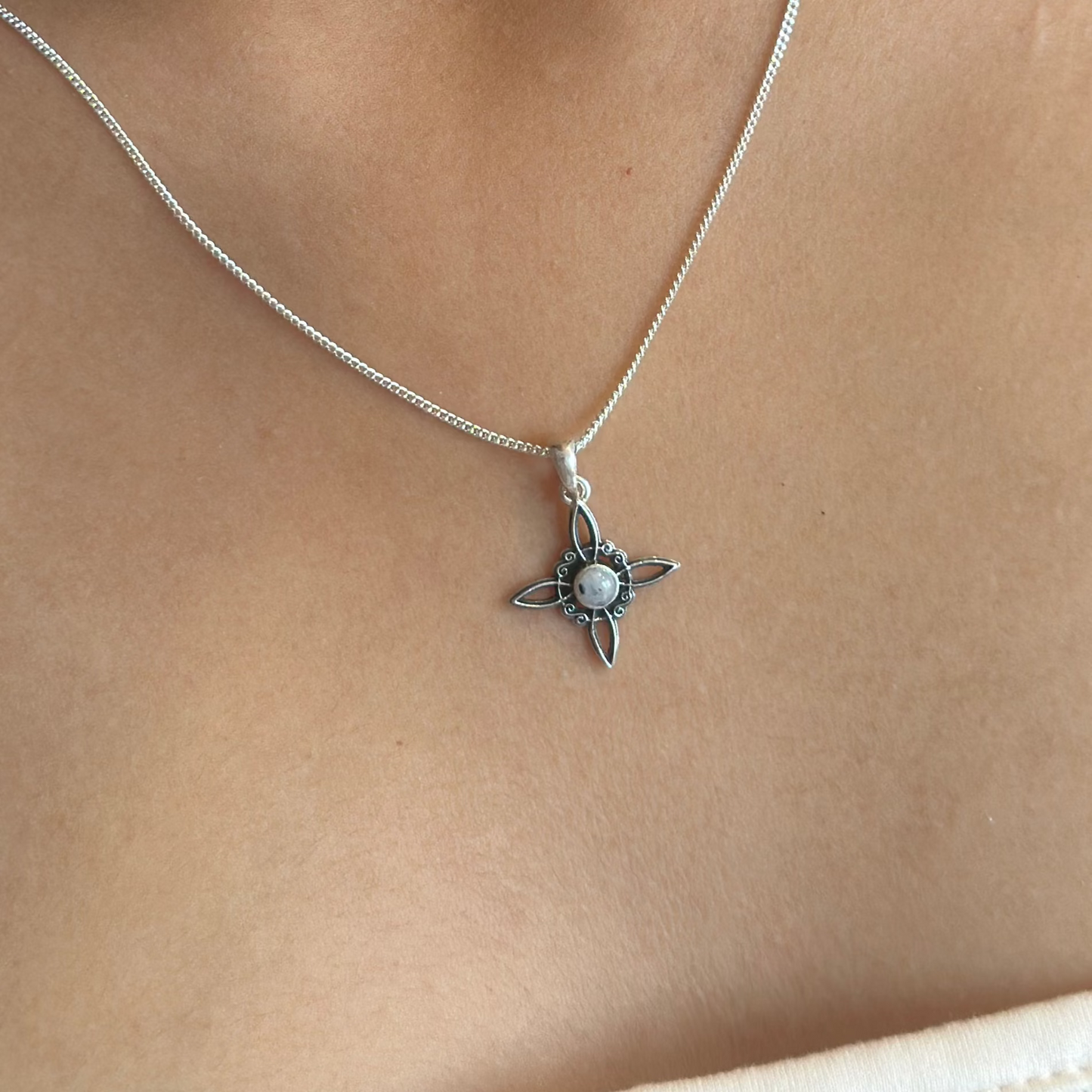 Collar nudo de bruja