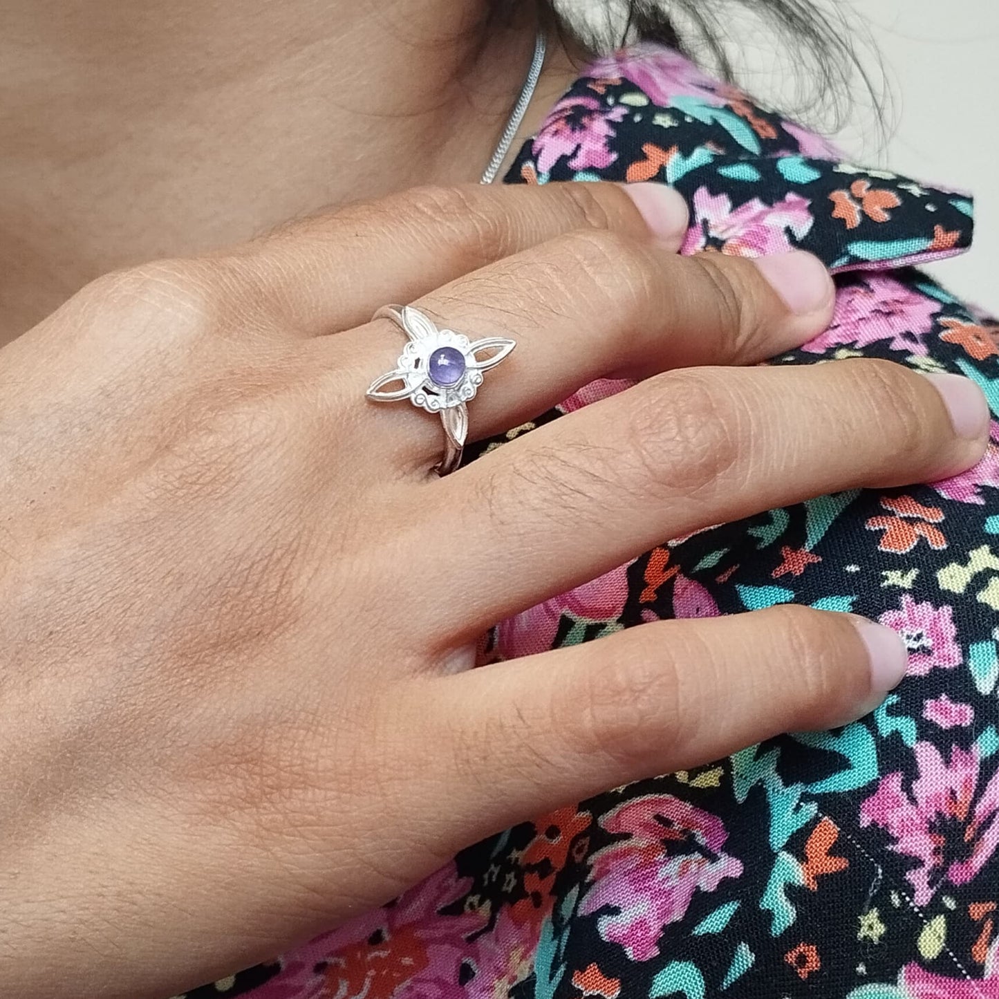 Anillo nudo de bruja y amatista